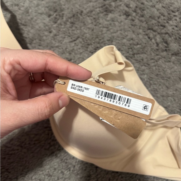 BNWT SKIMS Fits Everybody Tshirt Bra- 38DD (Sand) - Picture 5 of 5